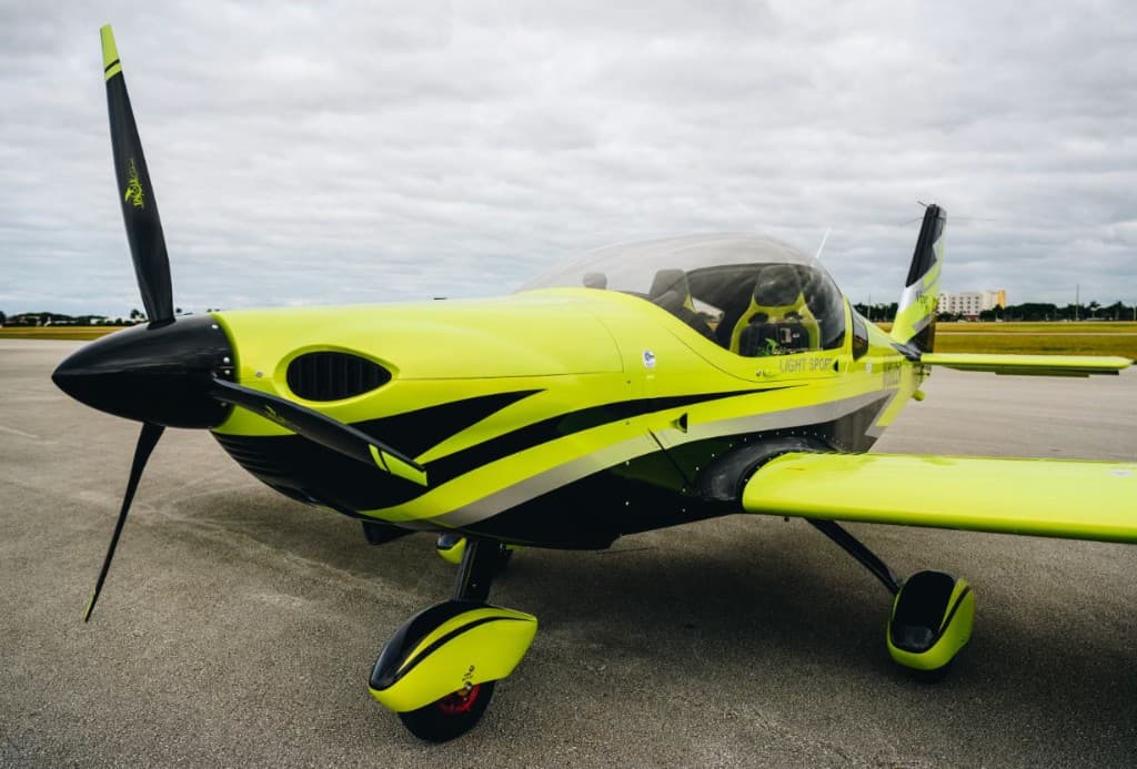 Side profile of a lime green Viper SD4 aircraft